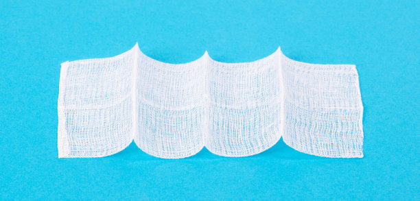 近距离观察白色绷带孤立在蓝色图片下载