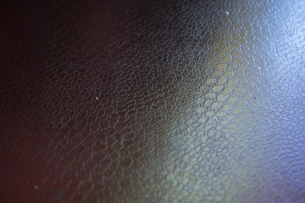 黑色皮革背景与粉色和绿色高光图片下载