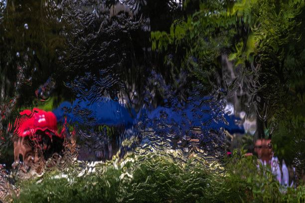 摘要背景的明亮模糊多色斑点与流动的水的效果。图片下载