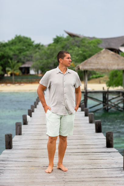 男人在户外休闲亚麻服装。图片下载