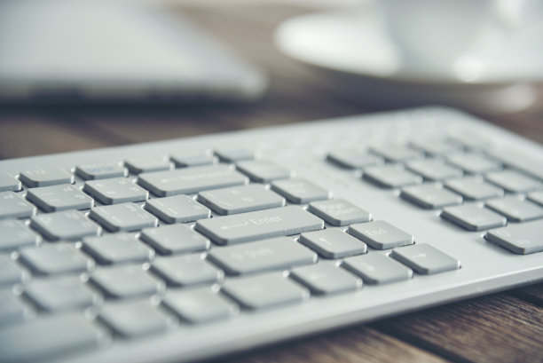 商务办公室工作与技术键盘在桌上。数字生活方式的概念。图片下载