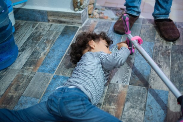 小女孩在家玩玩具图片下载