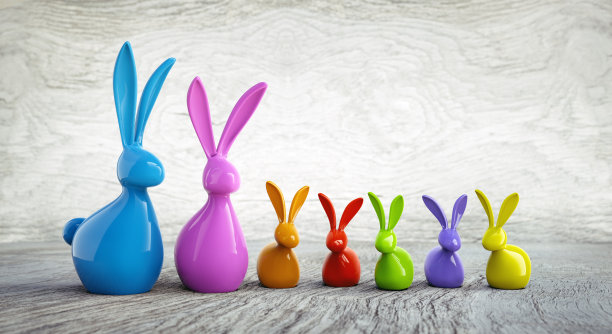 彩色的复活节彩蛋和复活节兔子前面的木制背景图片下载