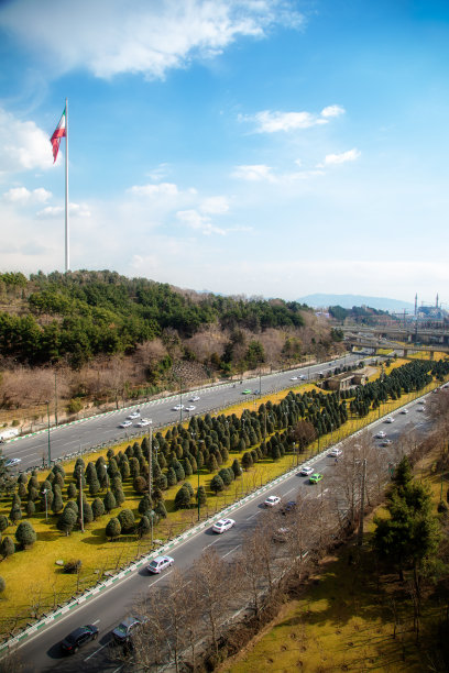 背景是山脉的德黑兰图片下载