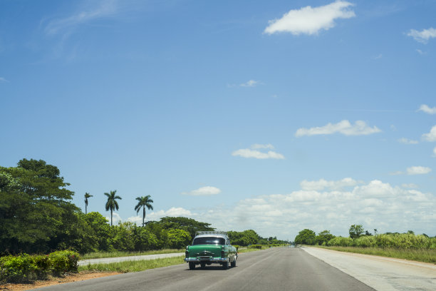 鲜艳的旧红色美国1950年的汽车在老哈瓦那区经过图片下载