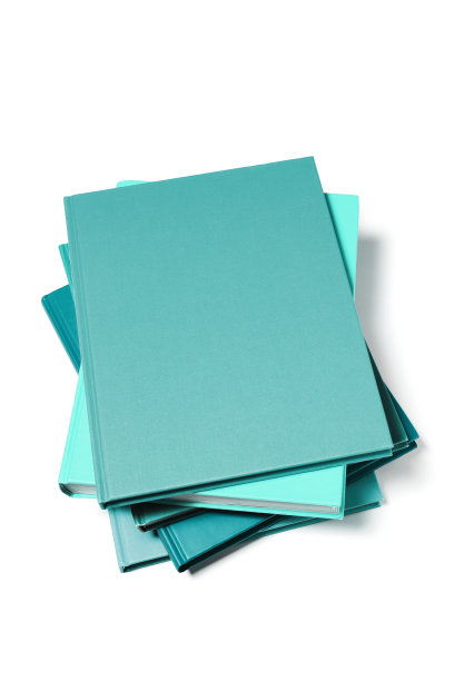 一叠蓝色空白封面书在白色的背景图片下载