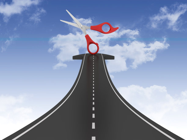 道路箭头与剪刀在天空- 3D渲染图片下载