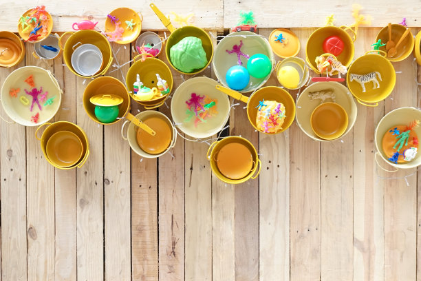 木制背景与烹饪塑料玩具儿童和其他玩具在木制背景与复制空间图片下载