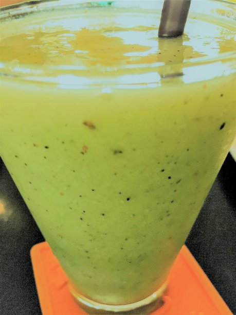 一杯健康的芒果奶昔。多汁芒果奶昔图片下载