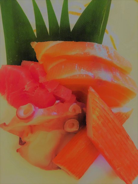 芥末三文鱼片。日本的金枪鱼，鱿鱼，蟹肉条。图片下载