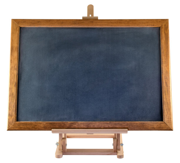 黑板放在一个木制的画架上。艺术家画架上的空白黑板，孤立在白色背景上。干净的表面纹理。图片下载