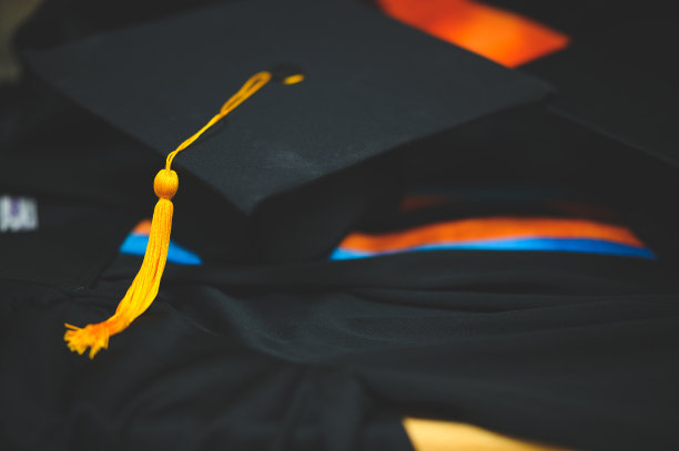 毕业戴黑帽，穿黑褶边裙。图片下载