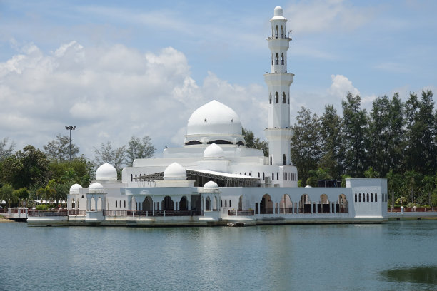 马来西亚丁加奴州水上清真寺的迷人景色图片下载