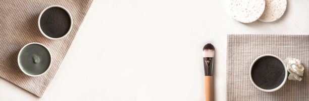 用化妆粘土面膜做成的横幅。图片下载