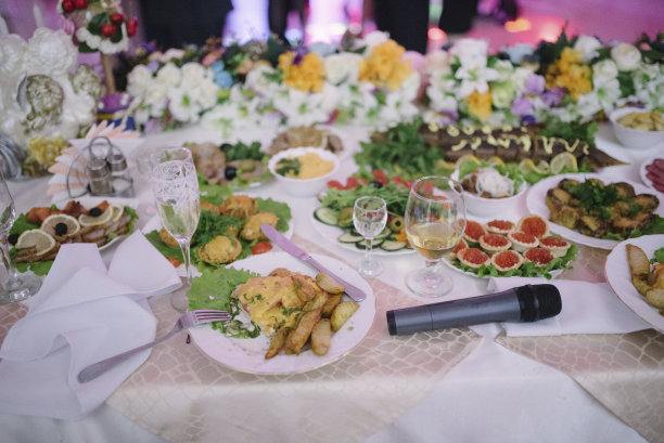 喜庆的婚宴餐桌布置。婚礼当天的餐桌装饰图片下载