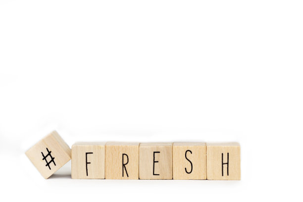 木质立方体与标签和单词新鲜孤立在白色背景，健康和社交媒体的概念图片下载
