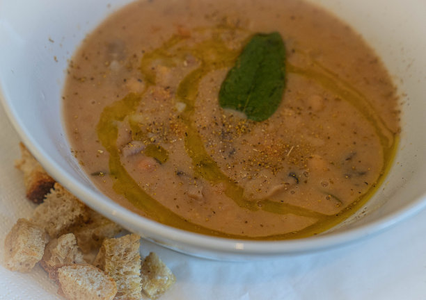 白深盘牛肝菌和面包丁浓汤图片下载