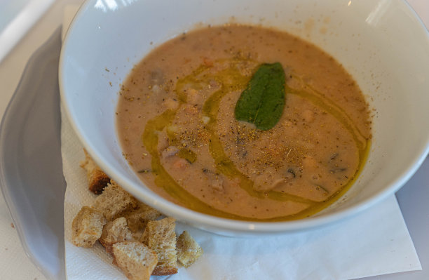 白深盘牛肝菌和面包丁浓汤图片下载