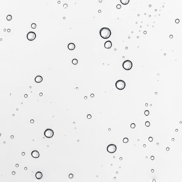 雨水滴在透明的窗户上。雨滴的自然模式。秋季抑郁症背景。“n图片下载