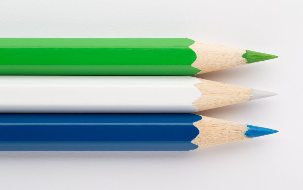 由彩色木制铅笔制成的塞拉利昂国旗图片下载