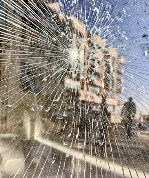 从破碎的玻璃窗看到的街道图片下载