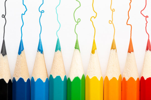 白色背景上的彩色木制铅笔图片下载