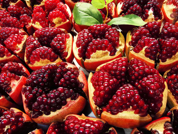 石榴果实。鲜果石榴背景。前视图。图片下载