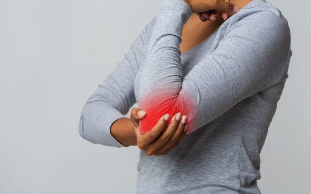 裁剪年轻的非洲妇女遭受痛苦的肘部图片下载