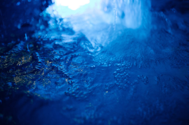 这张照片显示了从蓝色海洋深处升起的水下气泡图片下载