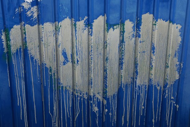 灰色的金属纹理大斑点漆在铁蓝色的栅栏上图片下载