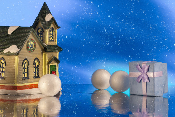 美丽的冬季创作。圣诞节的故事。小玩具房子。神奇的背景。近距离图片下载