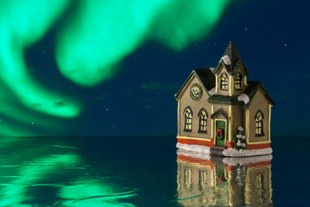 创造性的冬季组成。圣诞节的故事。小玩具房子。神奇的背景。近距离图片下载