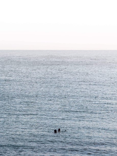 在平静、凉爽的海洋里游泳的人图片下载