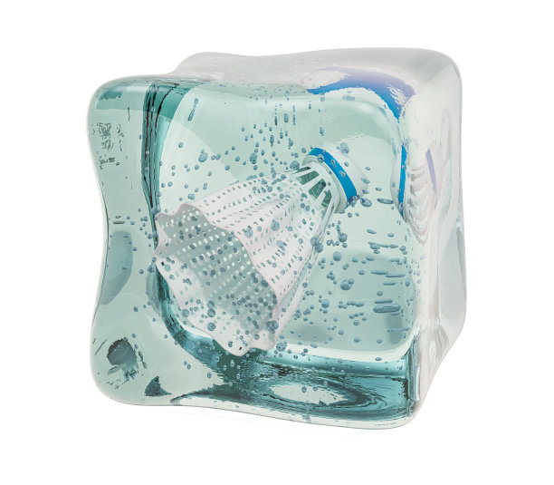 羽毛球冻结在冰块中，3D渲染孤立在白色背景上图片下载