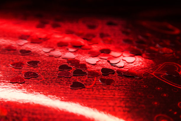 心形的红色全息背景可以用作卡片背景或情人节墙纸图片下载