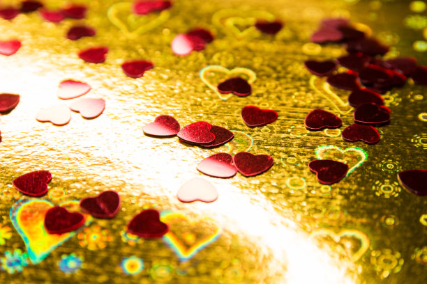 在黄色背景上的红色心形可以用作卡片背景或情人节墙纸图片下载