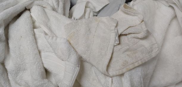 肮脏的白毛巾酒店图片下载