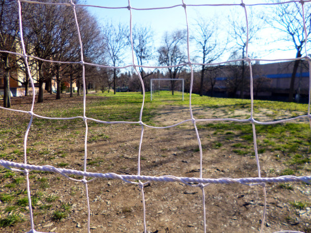 在城市公园的一个小足球场的白色门柱图片下载