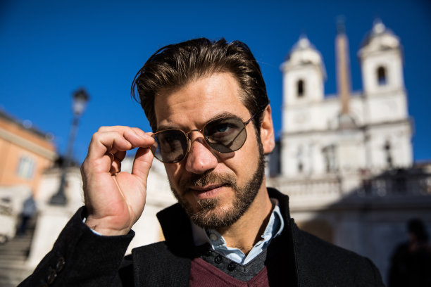 在罗马西班牙广场散步的人图片下载