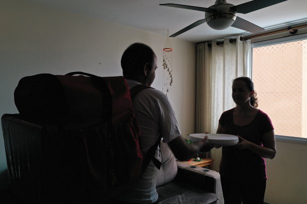 给一个女孩送披萨图片下载