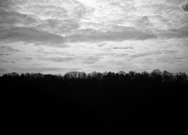 山和乌云与雾和太阳，黑白照片图片下载