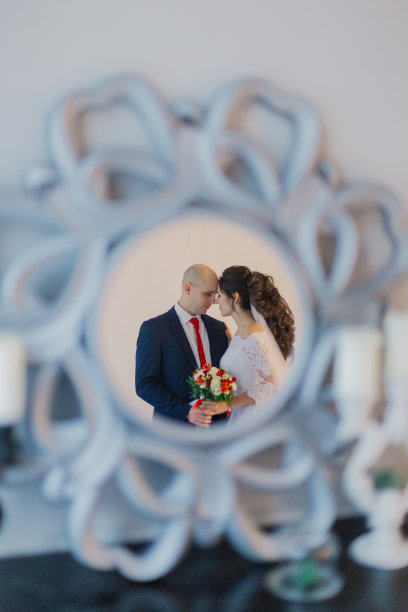 幸福的新娘和新郎反映在镜子里图片下载