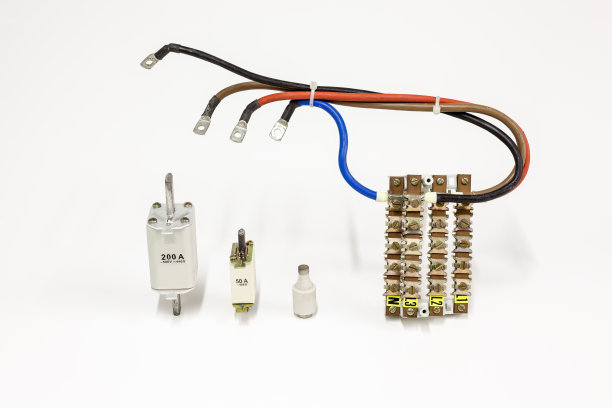 电压铜排和断路器图片下载