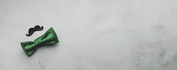 男士领带蝴蝶黑胡子照片道具蓝色时尚背景。男性假日观念与健康意识。平面布局俯视图复制空间。图片下载