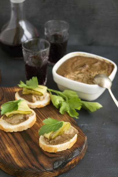 烤面包上的自制肉酱，暗黑风格照片图片下载