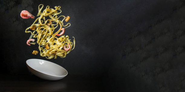 海鲜意大利面(虾、贻贝)菜单概念。食品的背景。前视图。本空间图片下载