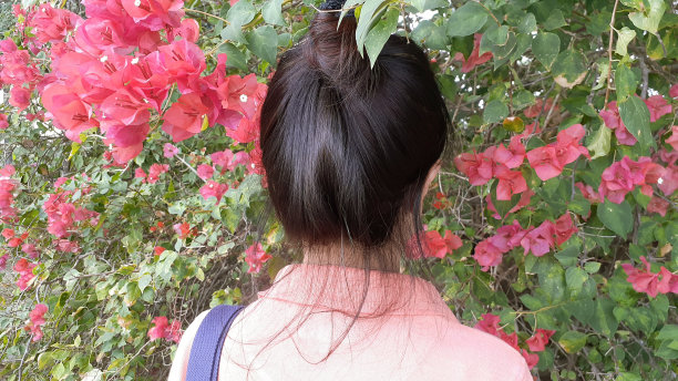 女子站在后面图片下载