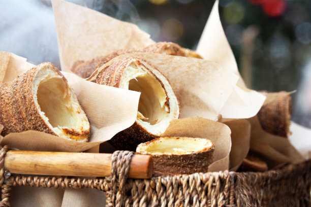 热特德尔尼克与肉桂柳条篮子，在节日背景。捷克传统甜食Trdelnik, trdlo或kurtoskalacs图片下载