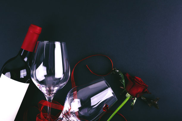用美酒和玫瑰来庆祝图片下载