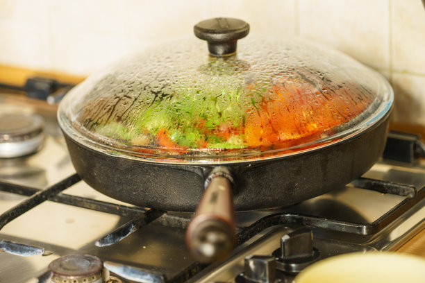 炒锅上剁碎的蔬菜图片下载